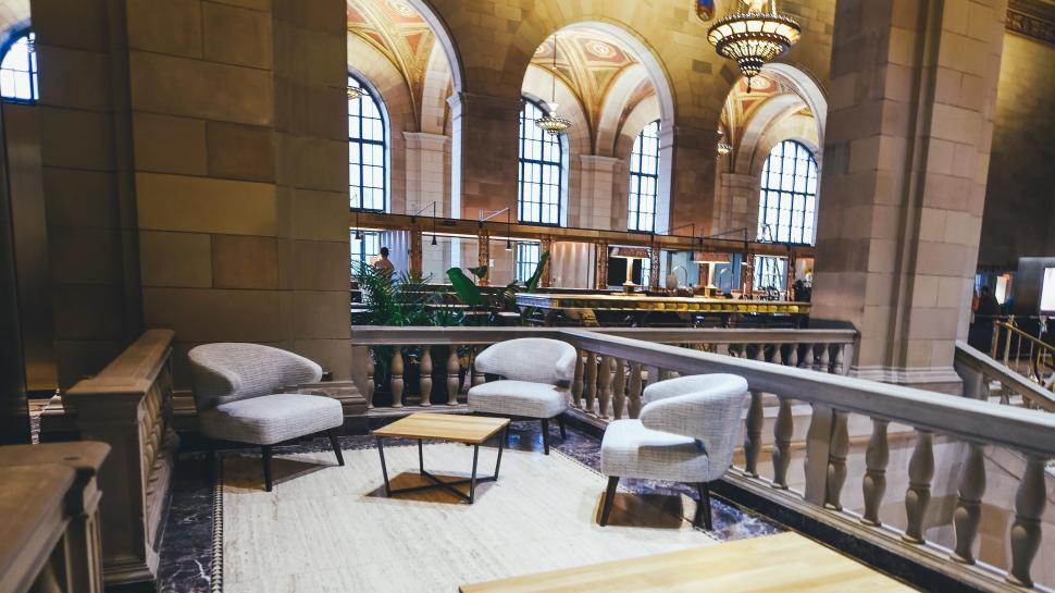 Free Image of Large Room Filled With Chairs and Tables 