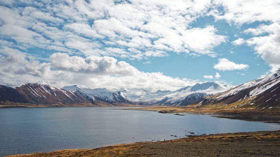 Free Image of Majestic Mountain Lake Surrounded by Peaks 