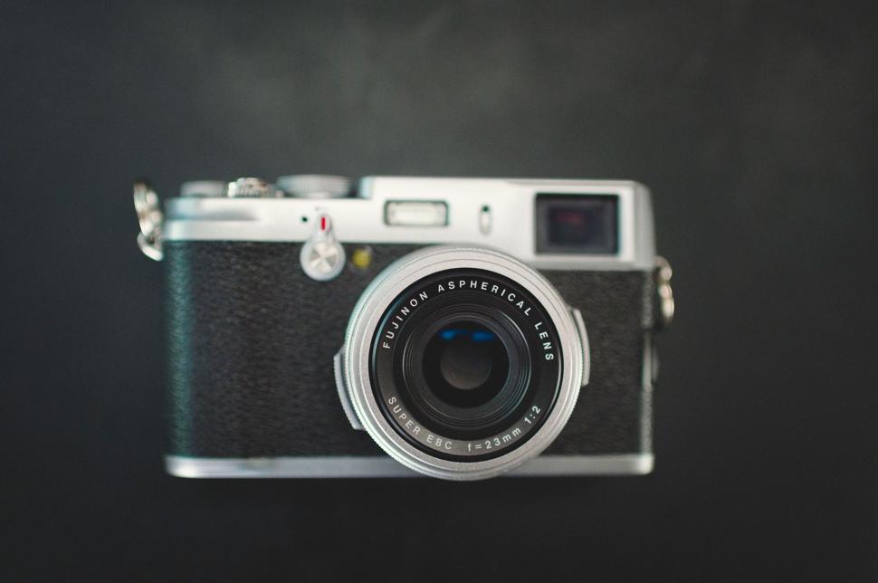 Free Image of Monochrome Image of a Camera 