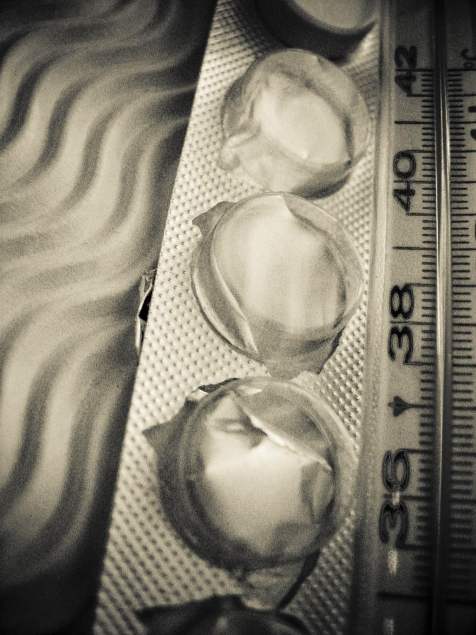 Free Image of thermometer and pills 