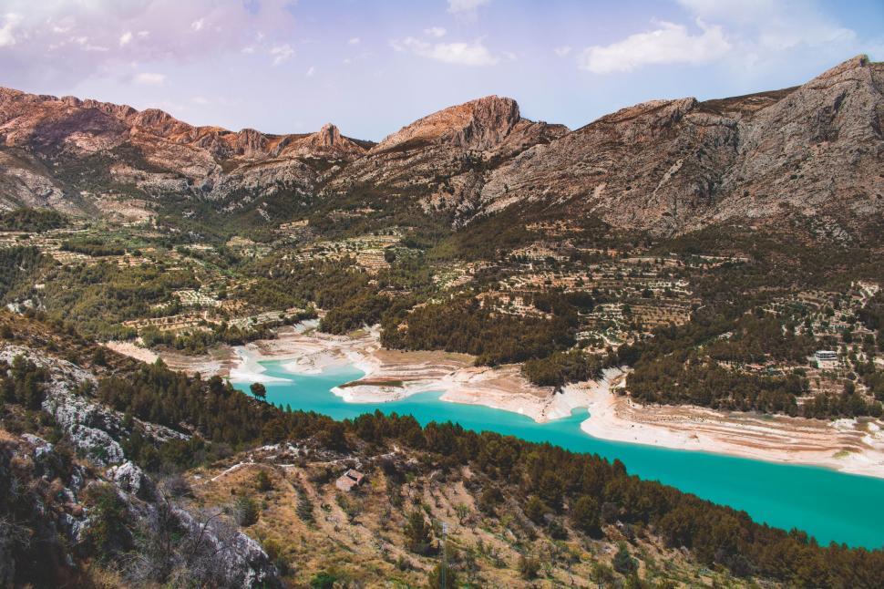 Free Image of Majestic Lake Surrounded by Mountains 