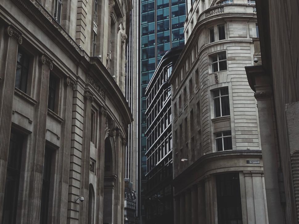 Free Image of Urban Street Scene in Black and White 