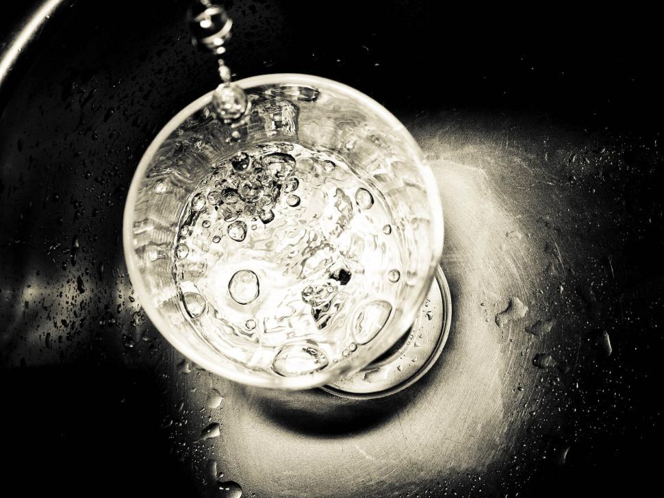Free Image of water in sink 