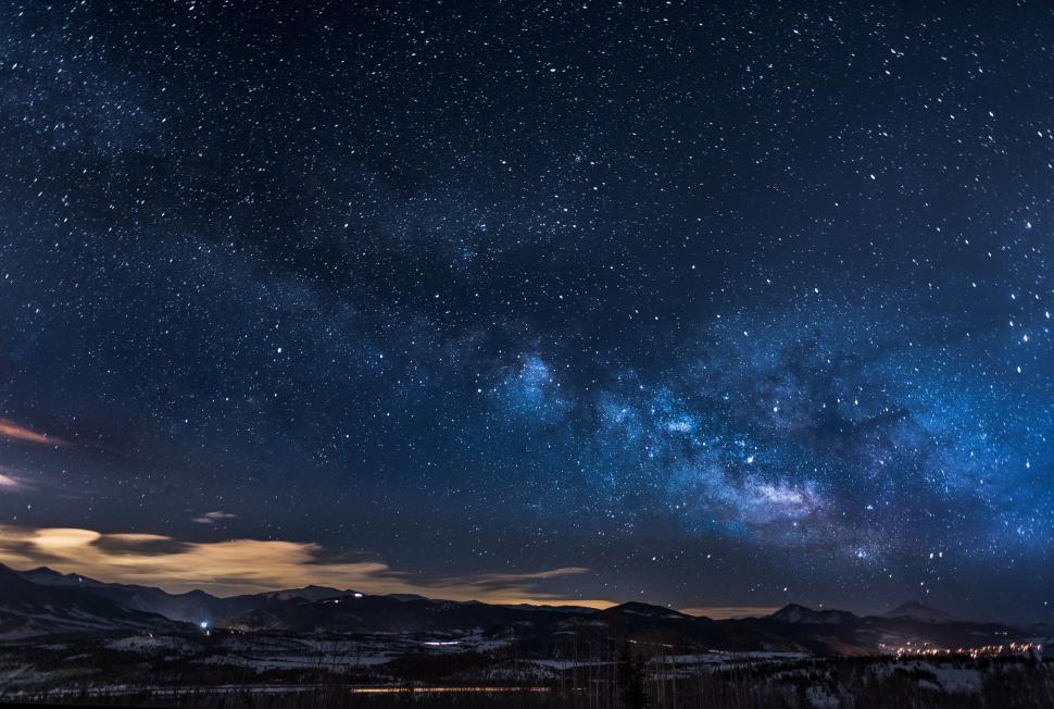 Free Image of Stars and Clouds Fill the Night Sky 