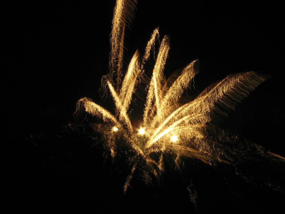 Free Image of Streaking fireworks 
