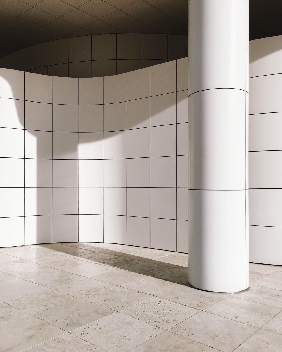 Free Image of Empty Room With White Tiles and Columns 