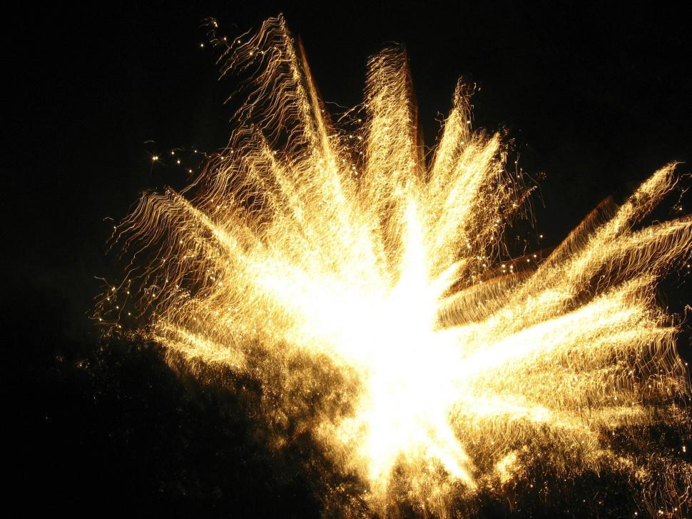 Free Image of Light blur from fireworks 