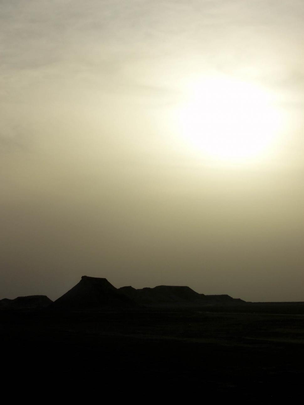 Free Image of dusk in the desert 