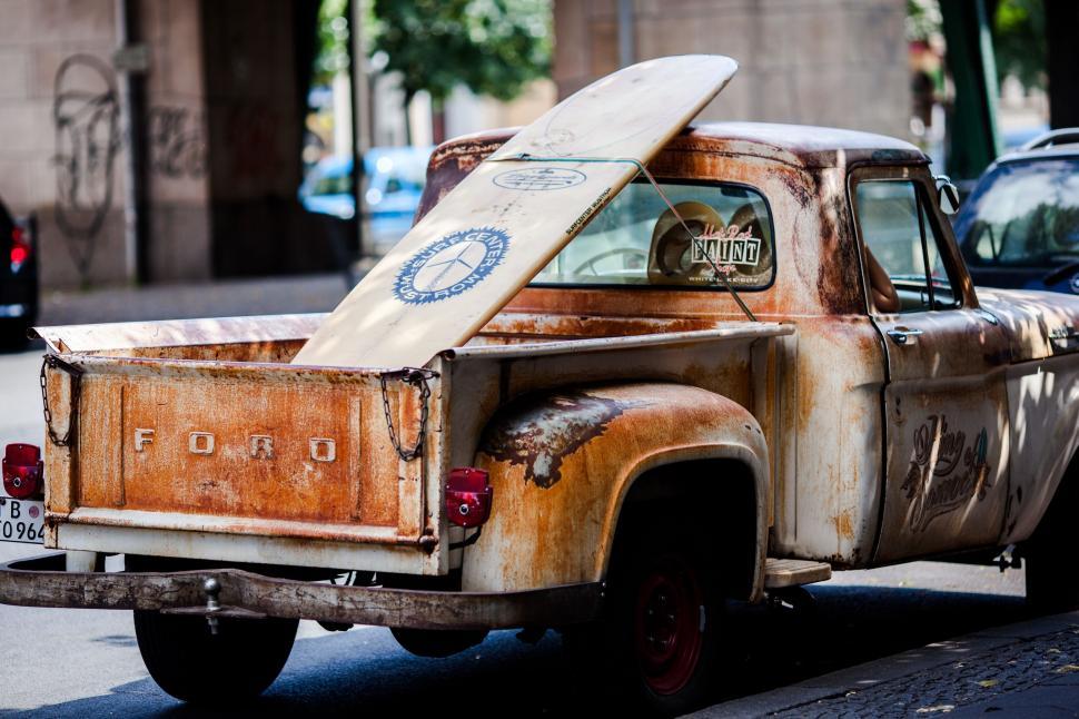 Free Image of Old Truck With Surfboard 