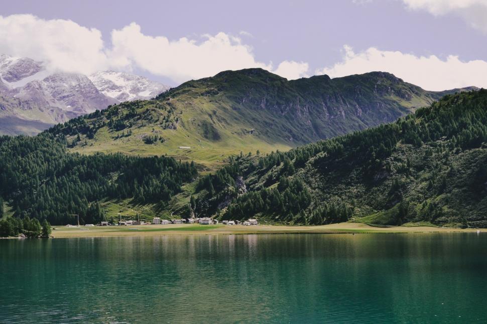 Free Image of Majestic Lake With Mountain Backdrop 
