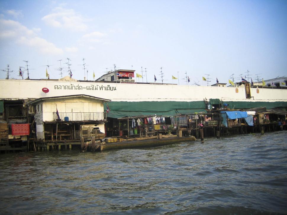 Free Image of Bangkok houses on the river 