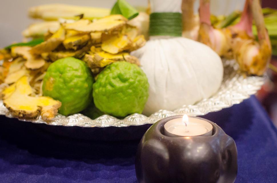Free Image of Thai spa candle 