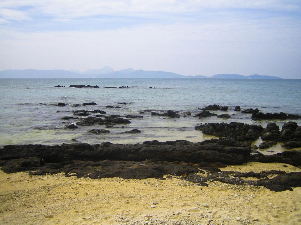 Free Image of rocky sandy beach 