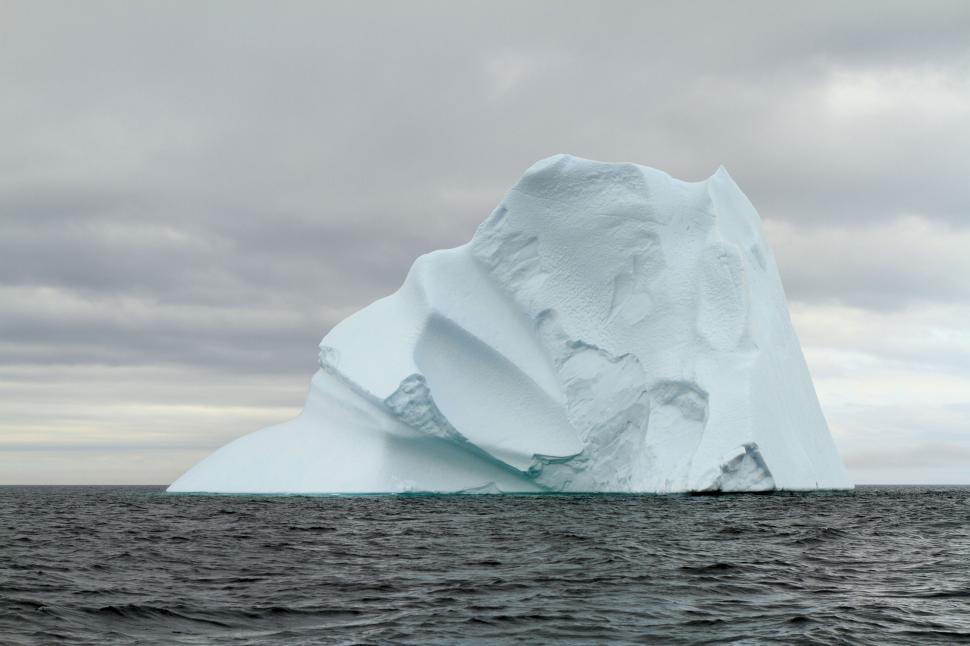 Free Image of Large iceberg 