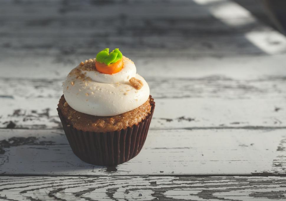 Free Image of Cupcake With White Frosting and Green Leaf 