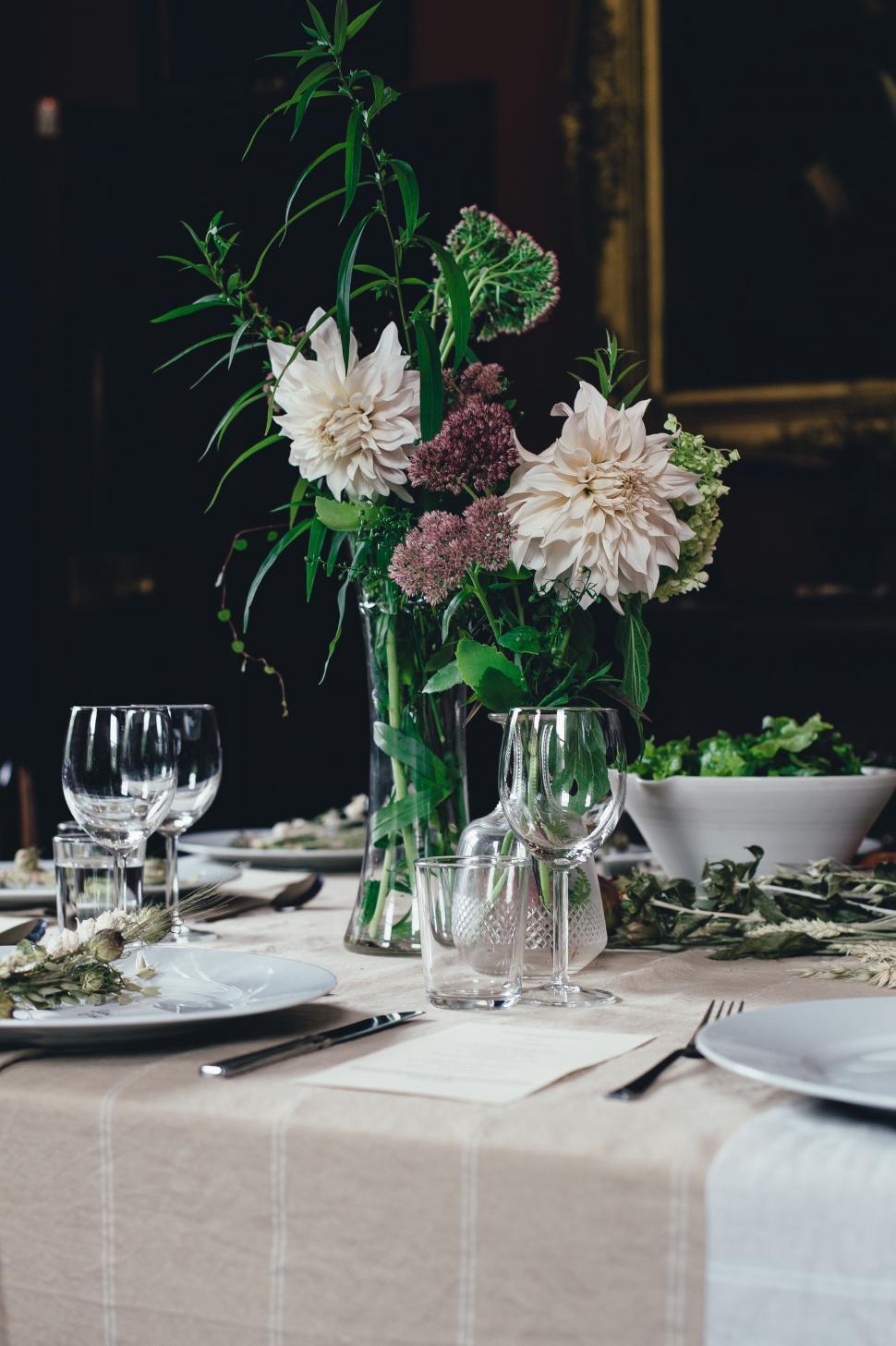 Free Image of Table With Vase of Flowers 