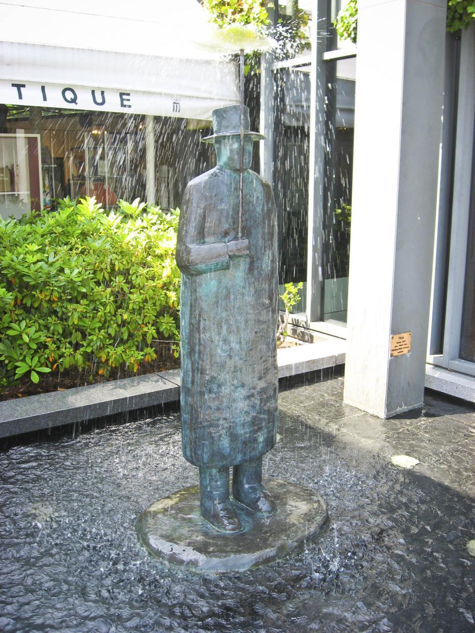 Free Image of Standing man fountain 