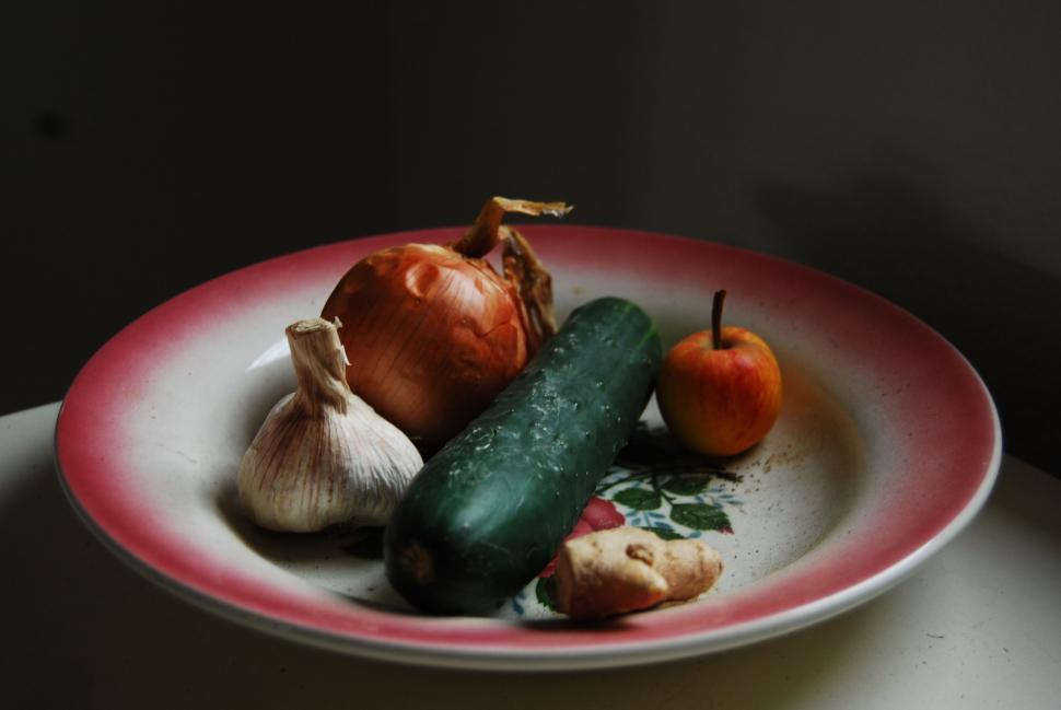 Free Image of Plate With Cucumber, Garlic, and Oranges 