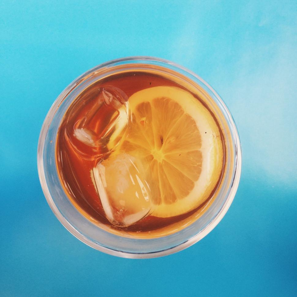 Free Image of Refreshing Glass of Iced Tea With Lemon Slice 
