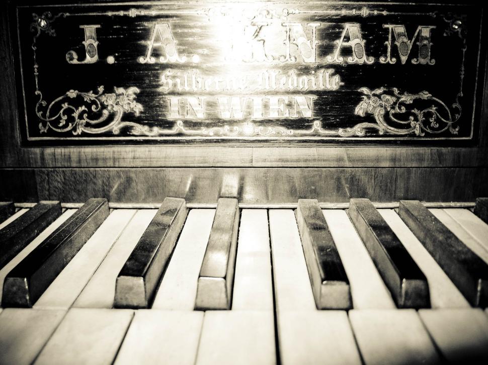 Free Image of antique piano 