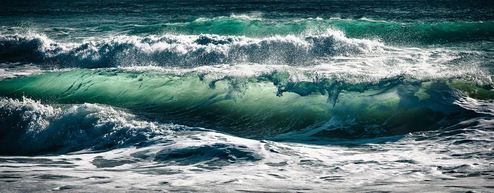 Free Image of Vast Body of Water Encircled by Waves 