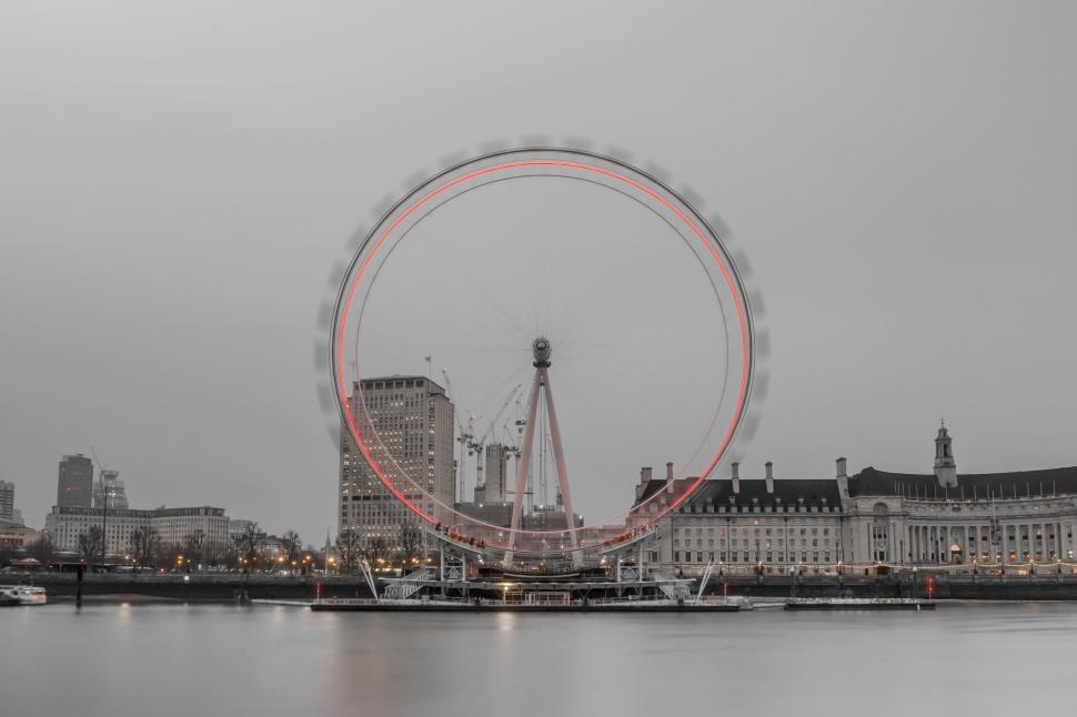 Free Image of Ferris Wheel in the Middle of a Large Body of Water 