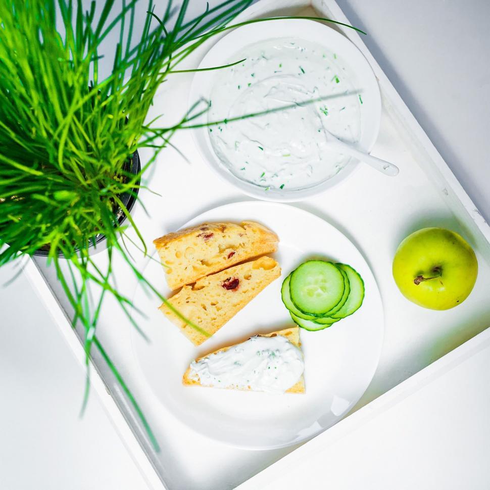 Free Image of Plate of Food With Cucumbers and Crackers 