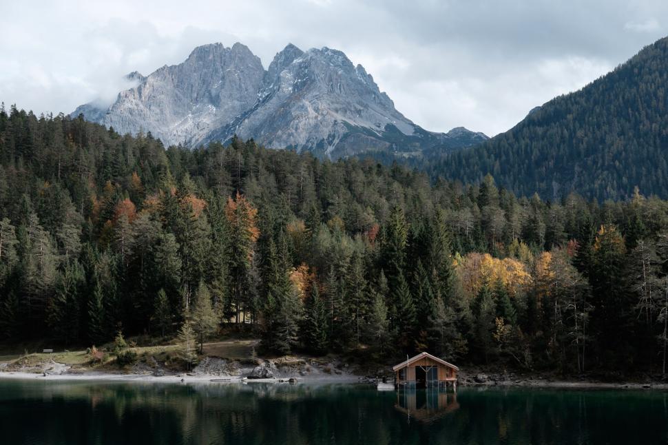 Free Image of Lake Surrounded by Trees and Mountains 