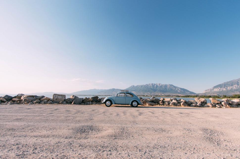 Free Image of Car Parked in Desert 