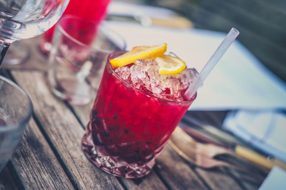Free Image of Red Drink With Lemon Slice 