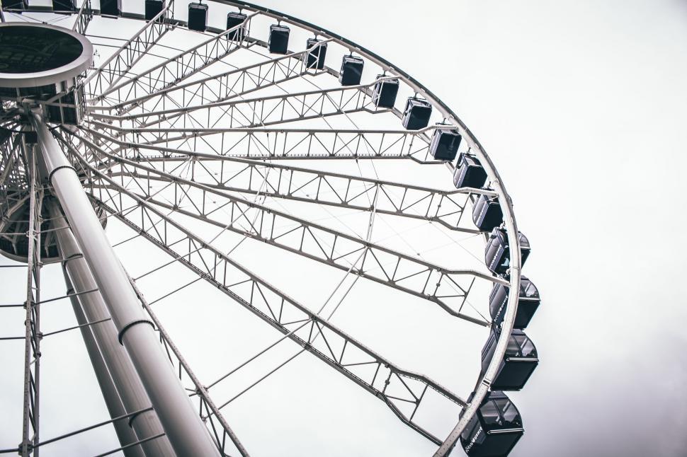 Free Image of Ferris Wheel in Black and White 