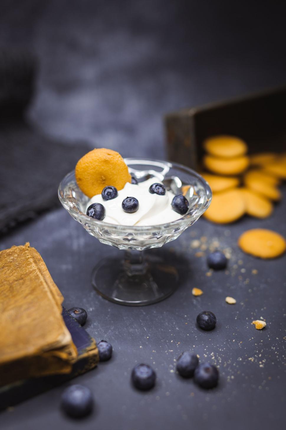 Free Image of Glass Bowl With Blueberries and Cream 