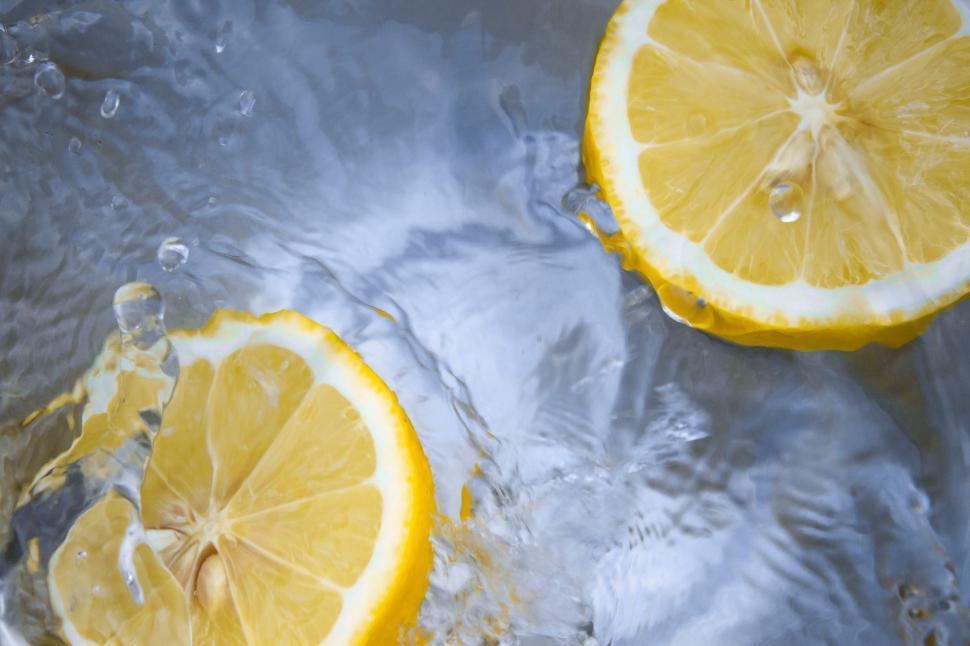 Free Image of Lemons Floating in Water 