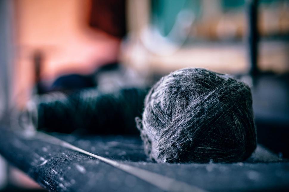 Free Image of Ball of Yarn on Bench 