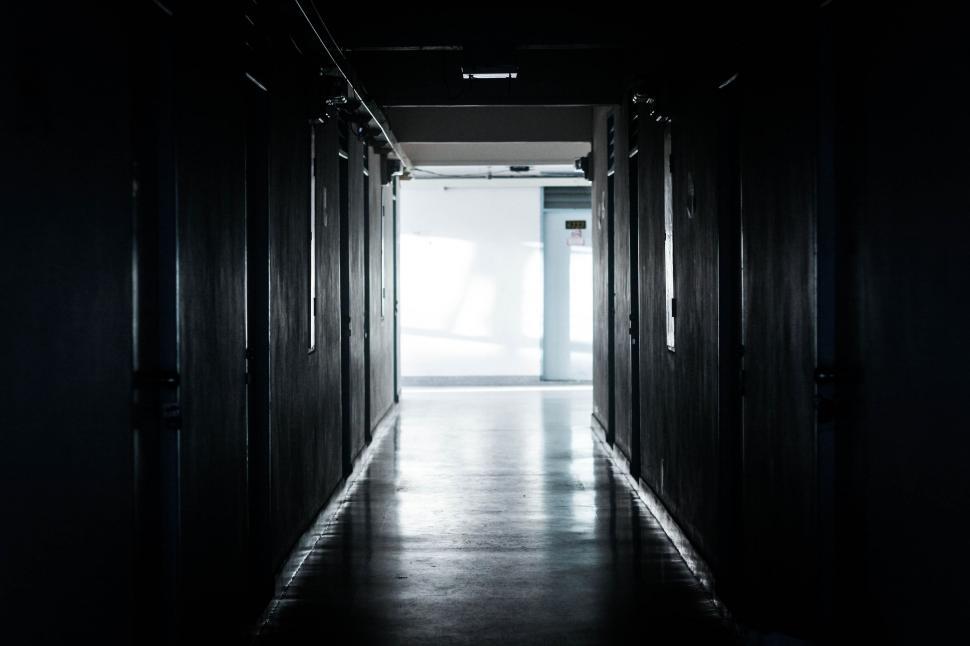 Free Image of Dark Hallway With Light at End 