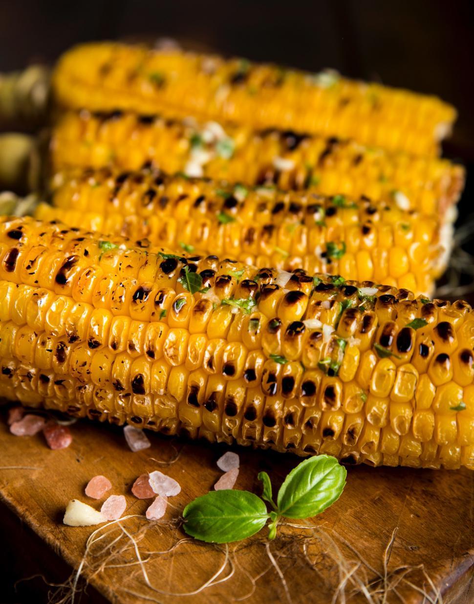 Free Image of Grilled Corn on the Cob With Herbs and Garlic 