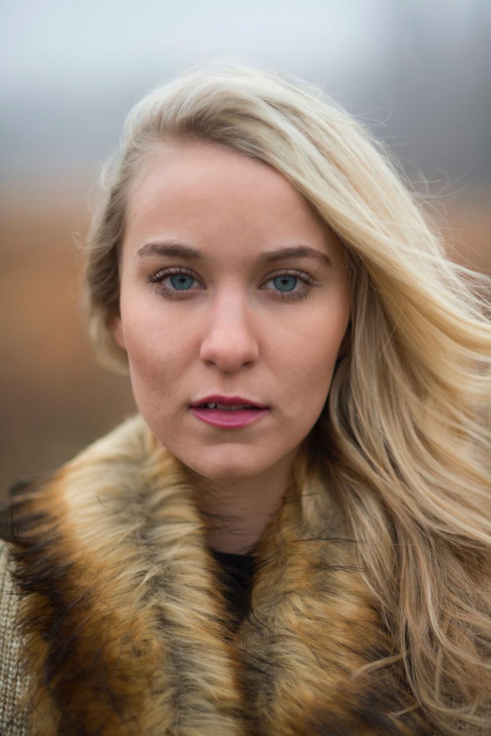 Free Image of Woman With Blonde Hair and Fur Collar 