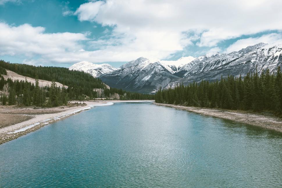 Free Image of Majestic Lake Surrounded by Mountains and Trees 
