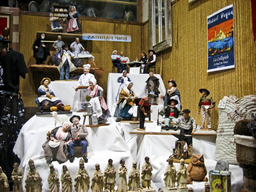 Free Image of ceramic figurines 