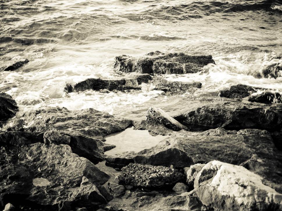 Free Image of Rocks and seascape 