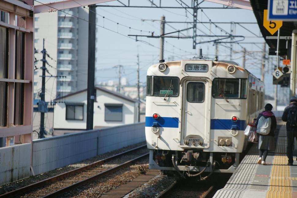 Free Image of Train Pulling Into Train Station Next to Platform 