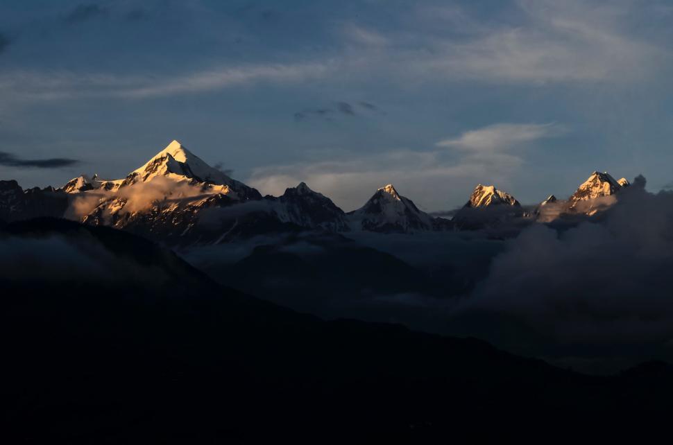 Free Image of Evening View of Mountain Range 