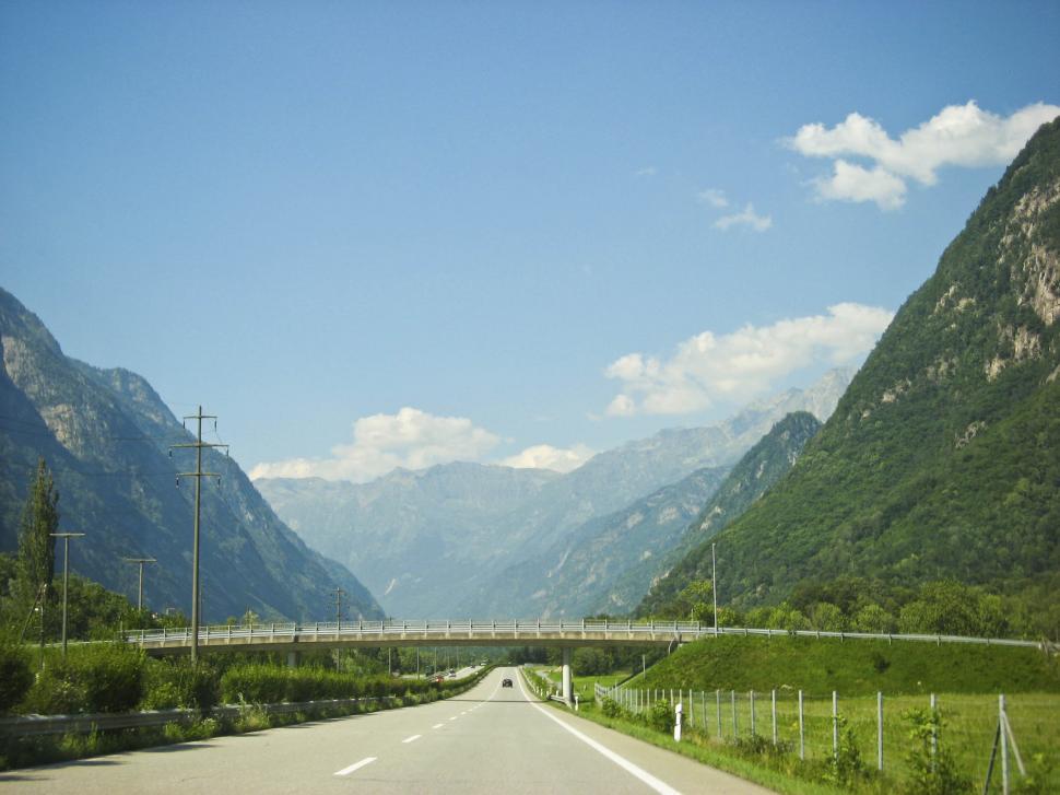 Free Image of alpine countryside drive 