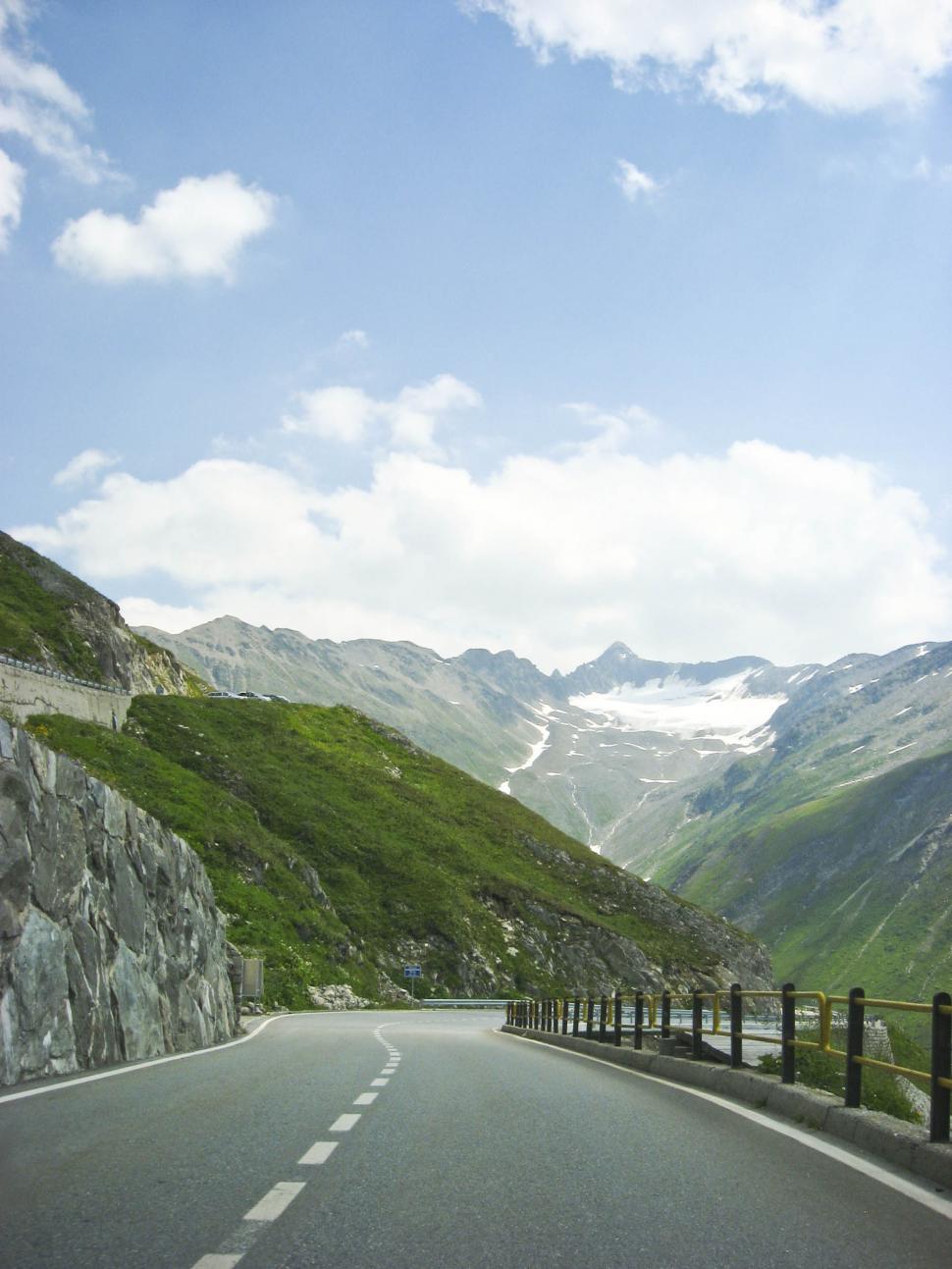 Free Image of Road in the Alps 