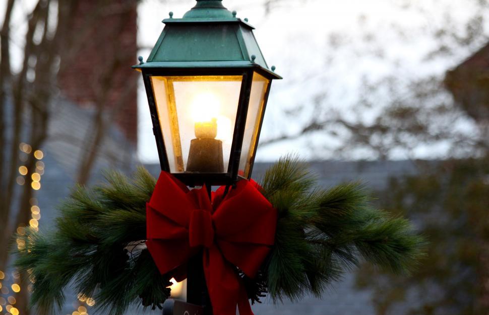 Free Image of Street Light Adorned With Wreath and Lit Candle 