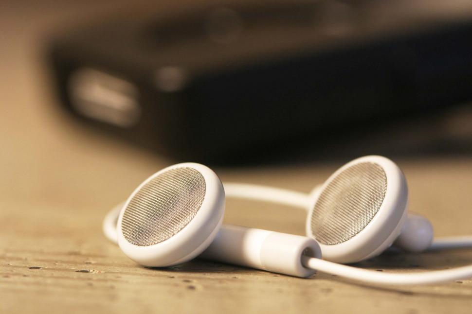 Free Image of Earbuds 