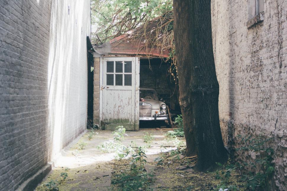 Free Image of Car Parked in Alleyway 