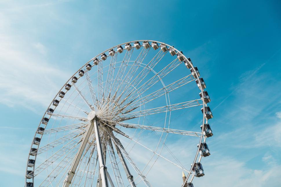 Free Image of Large Ferris Wheel on a Sunny Day 