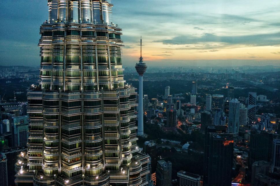 Free Image of Skyscraper Dominates Cityscape 