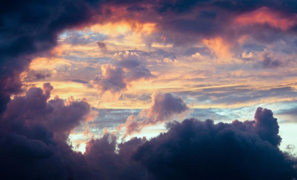 Free Image of A Sky Filled With Lots of Clouds at Sunset 